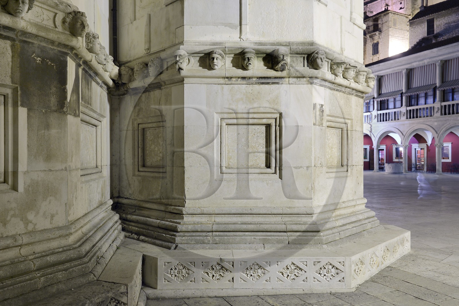 Croatie, Dalmatie, côte dalmate, Sibenik, cathédrale Saint-Jacques classée Patrimoine Mondial de l' UNESCO, frise de portraits