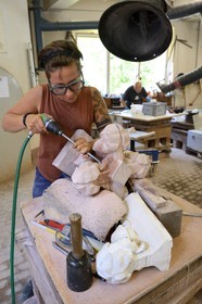 Allemagne, Bade-Wurtemberg, Fribourg en Brisgau, Mariella tailleur de pierre aux ateliers de la cathédrale