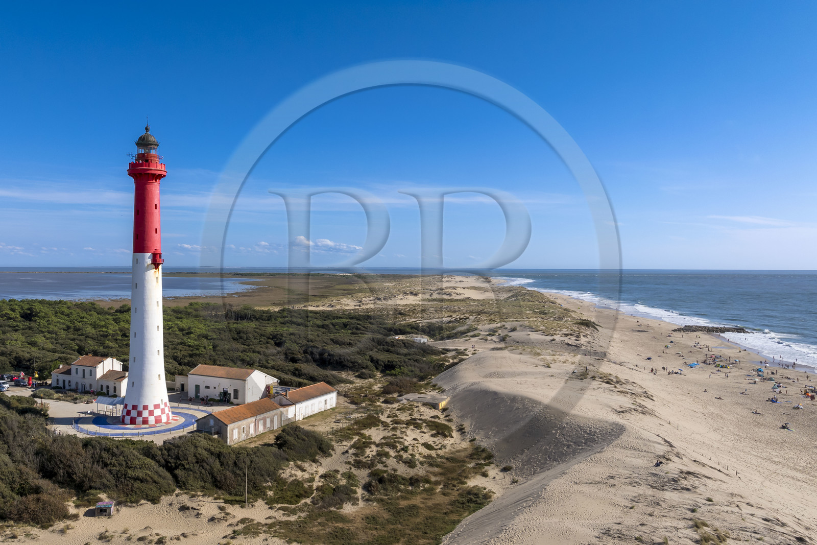 France, Charente-Maritime (17), Royan, La Tremblade, le Phare de La Coubre surplombant la plage et la Côte Sauvage vers la Pointe de la Coubre (vue aérienne)