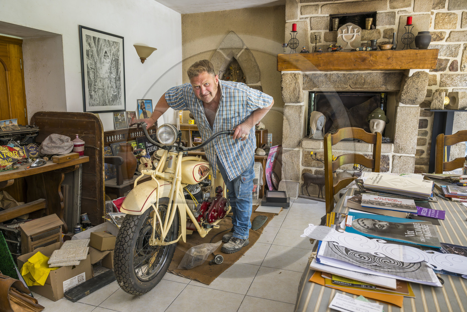 France, Morbihan (56), Locoal-Mendon, le sculpteur et tailleur de pierre Gueho Patrick