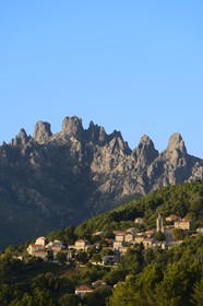 France, Corse-du-Sud (2A), Alta Rocca, le village de Zonza et les Aiguilles de Bavella en arrière plan