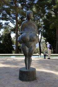 France, Alpes-Maritimes (06), Saint Paul de Vence, Fondation Maeght, musée d'art contemporain, cour Giacometti, Venus de Robert Morris (collection Gori)