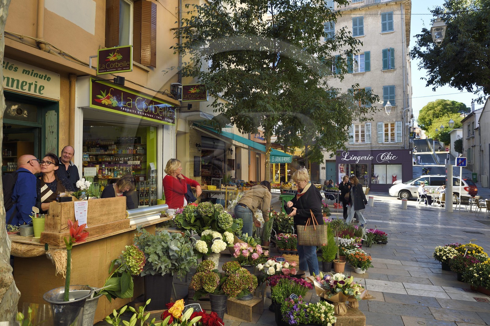France, Var (83), Toulon, quartier du Mourillon, vie de village sur la place Monseigneur Deydier