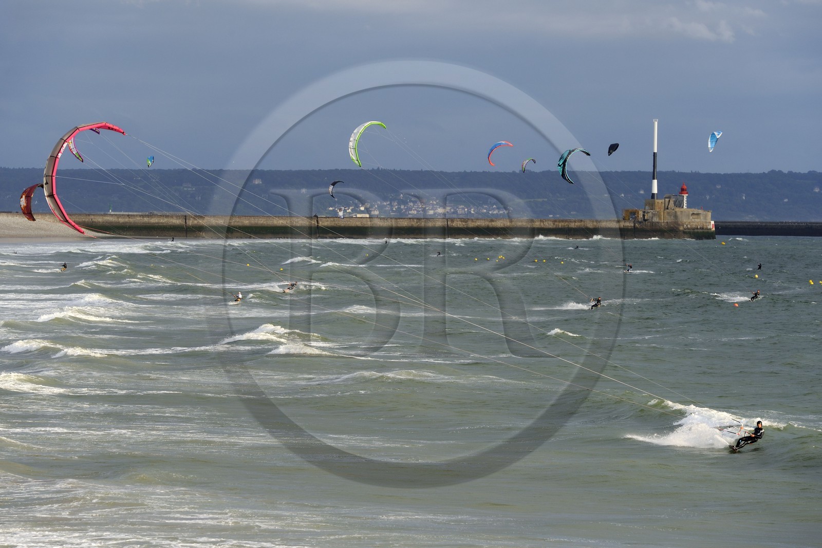 France, Seine-Maritime (76), Le Havre, kitesurfing sur la grande plage devant l'entrée du port