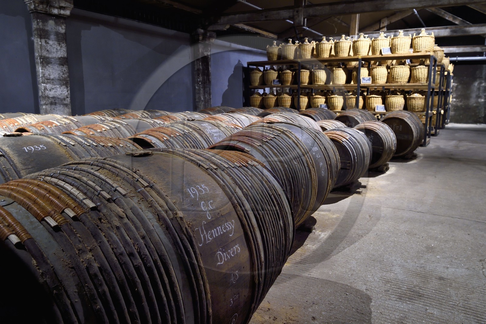 France, Charente (16), Cognac, les chais de vieillissement de la Maison de cognac Hennessy, tierçons calligraphiés à l'ancienne au premier plan et