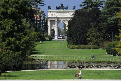 Italie, Lombardie, Milan, Porte de Simplon (Porta Sempione), marquée par un arc de triomphe historique appelé Arc de la Paix (Arco della Pace), construit par l'architecte Luigi Cagnola en 1807 sous la domination napoléonienne et parc de Simplon (Parco Sempione)