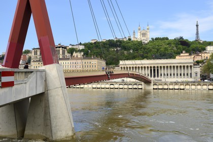 France, Rhône (69), Lyon, site historique classé Patrimoine Mondial de l'UNESCO, Vieux Lyon, la passerelle du palais de justice sur la Saône, le Palais de justice historique aussi appellé Palais des vingt-quatre colonnes et la basilique Notre Dame de Fourvière en arrière plan