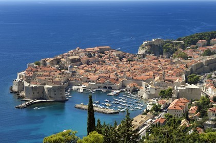 Croatie, Dalmatie, cote dalmate, Dubrovnik, centre historique classé Patrimoine Mondial de l'UNESCO, vue générale depuis la route de la corniche littorale