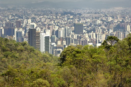 Brésil, Etat du Minas Gerais, Belo Horizonte,  les gratte-ciels depuis les hauteurs de Mangabeiras