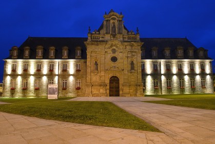 France, Côtes-d'Armor (22), Guingamp, Hôtel de Ville, ancien monastère des Augustins hospitalières