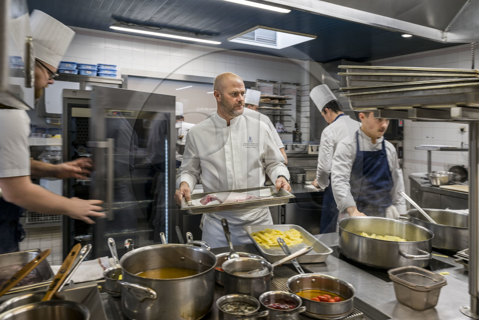 France, Charente-Maritime (17), La Rochelle, le chef étoilé Christopher Coutanceau dans les cuisines de son restaurant gastronomique 2 étoiles Michelin