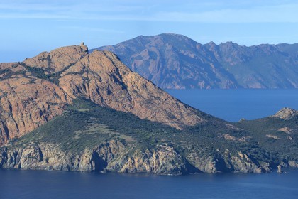 France, Corse-du-Sud (2A), Golfe de Porto, classé Patrimoine Mondial de l'UNESCO, le Capo Rosso et la Tour Génoise de Turghiu (Turghio) en arrière plan (vue aérienne)