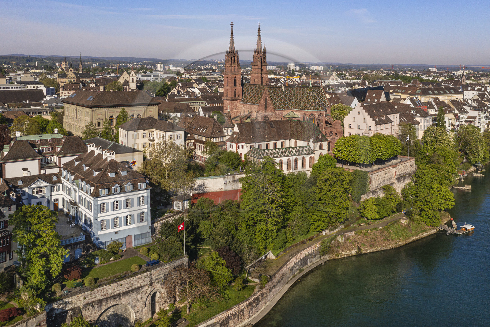 Suisse, Bâle, la rive gauche du Rhin, la cathédrale protestante Notre-Dame de Bâle (Munster) domine le Rhin (vue aérienne)