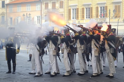 Italie, Ligurie, Sarzana, Piazza Matteotti, Napoleon Festival, soldats français de la Grande Armée du régiment de la Légion irlandaise faisant feu sur l'ennemi autrichien