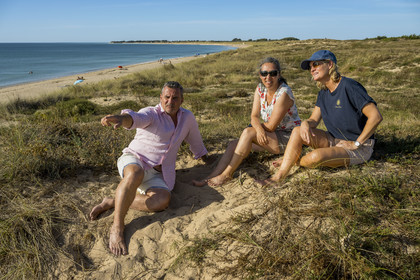 France, Charente-Maritime (17), Ile d'Oléron, Saint-Georges-d'Oléron, plage de Chaucre, l’ingénieur agronome Ethel Gauthier au centre avec Anne-Cécile et Christophe Amigorena les créateurs du Gin Melifera