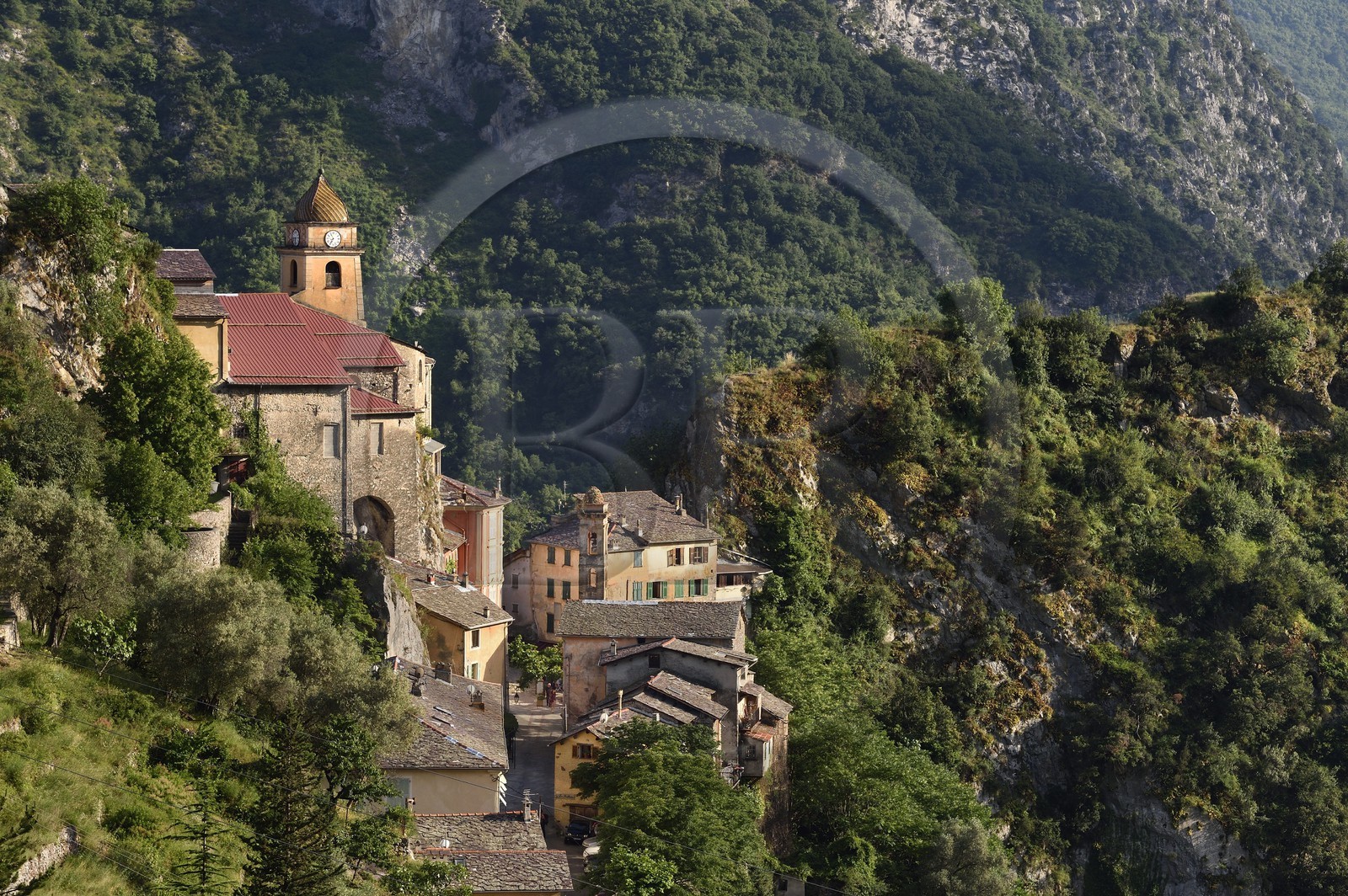 France, Alpes-Maritimes (06), vallée de la Roya (arrière-pays niçois), au pied du parc national du Mercantour, village perché de Saorge, l'église Saint-Sauveur domine la vallée