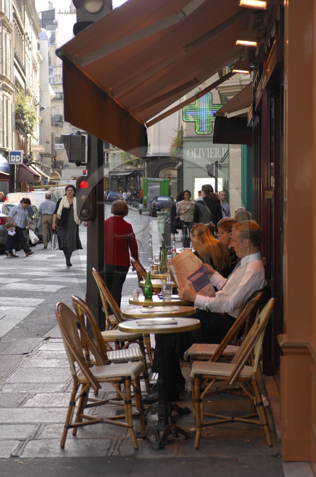 France, Paris (75), terrasse de café rue du Bac