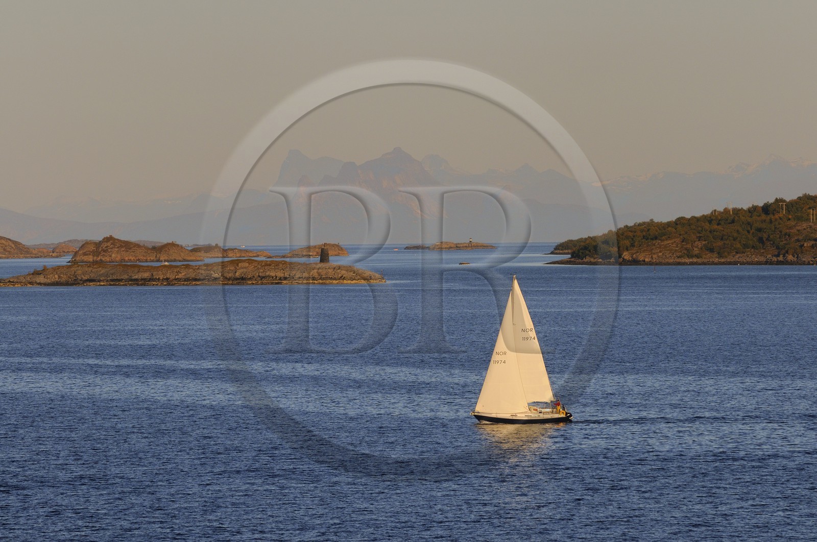 Norvège, Nordland, Iles Lofoten, petites iles au nord de Svolvaer à la sortie du Raftsundet