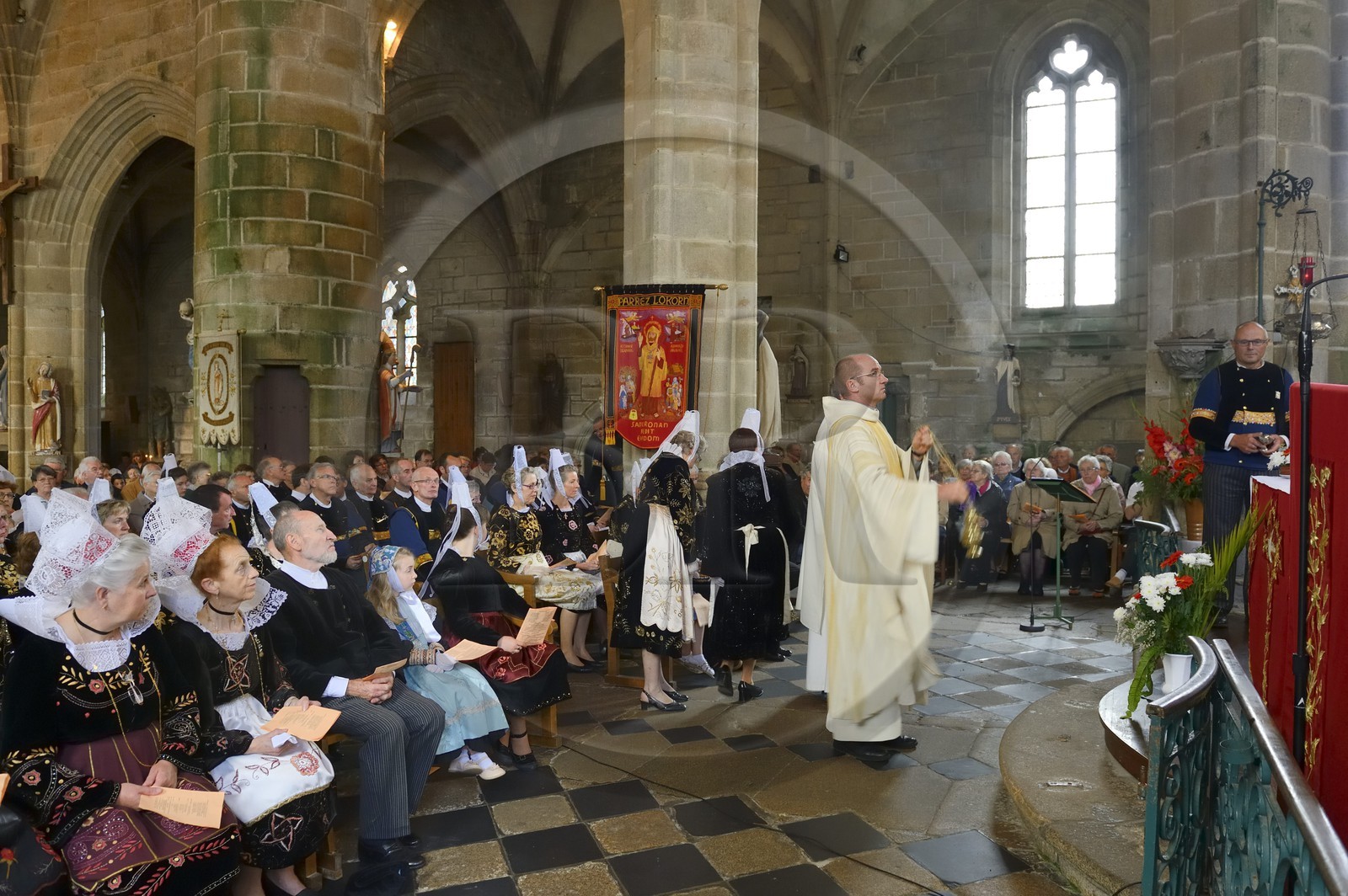 France, Finistère (29), Locronan, labellisé Les Plus Beaux Villages de France, église Saint-Ronan, cérémonie religieuse qui précède la procession de la Troménie