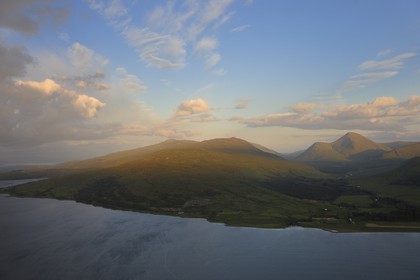 Royaume-Uni, Ecosse, Highland, Hébrides intérieures, Ile de Mull, le Sound of Mull et les montagnes du sud de l'île (vue aérienne)
