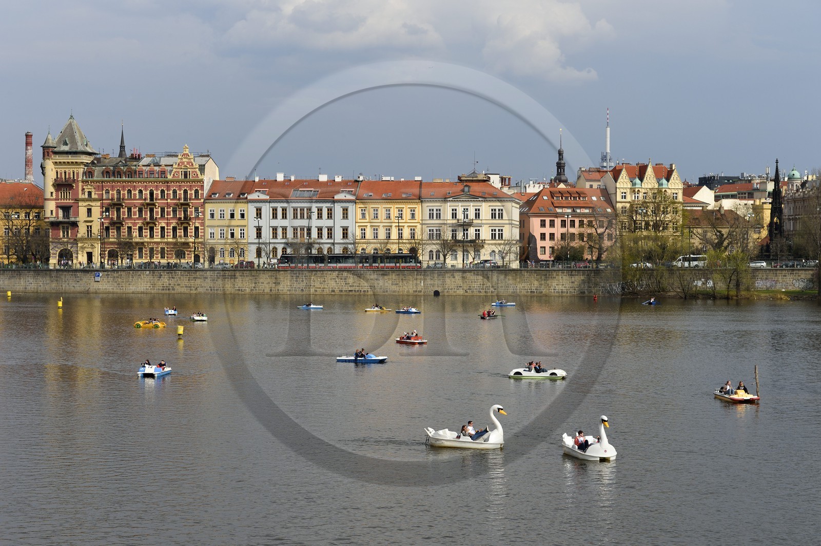 République Tchèque, Prague, centre historique classé Patrimoine Mondial de l'UNESCO, pédalos sur la rivière Vltava et les quais de Nove Mesto en arrière plan