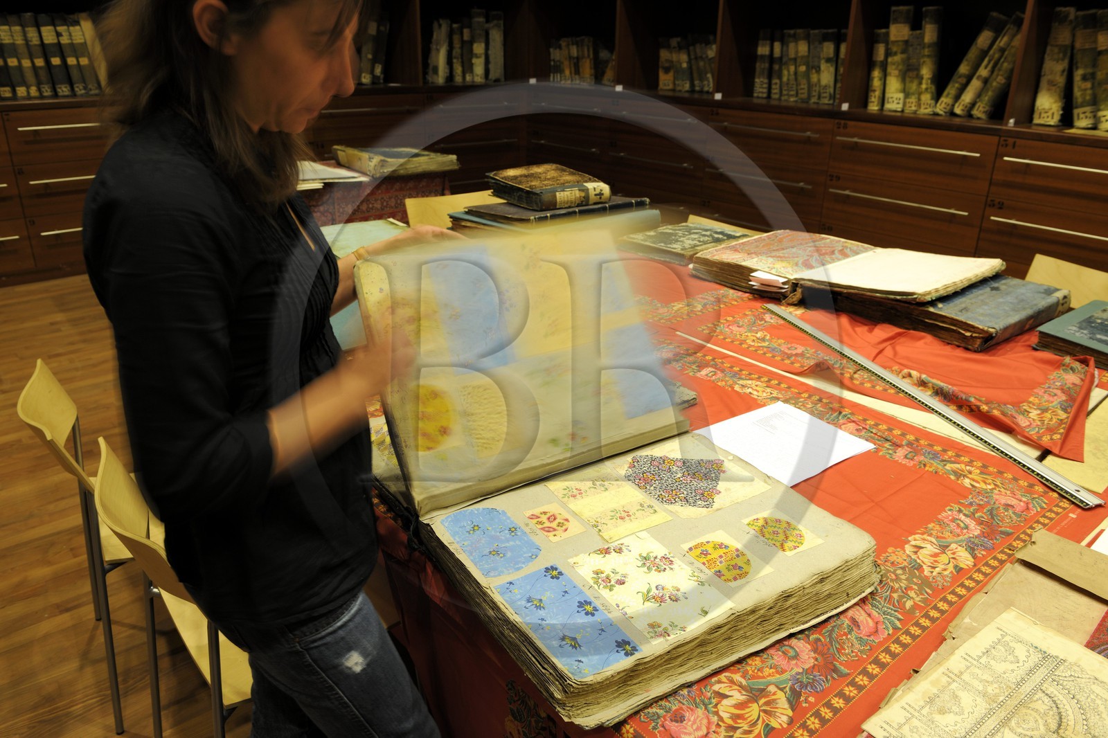 France, Haut-Rhin (68), Mulhouse, musée de l’Impression sur Étoffes, Service d’utilisation des documents (SUD), bibliothèque textile qui donne accès à la plus importante collection d’imprimés au monde