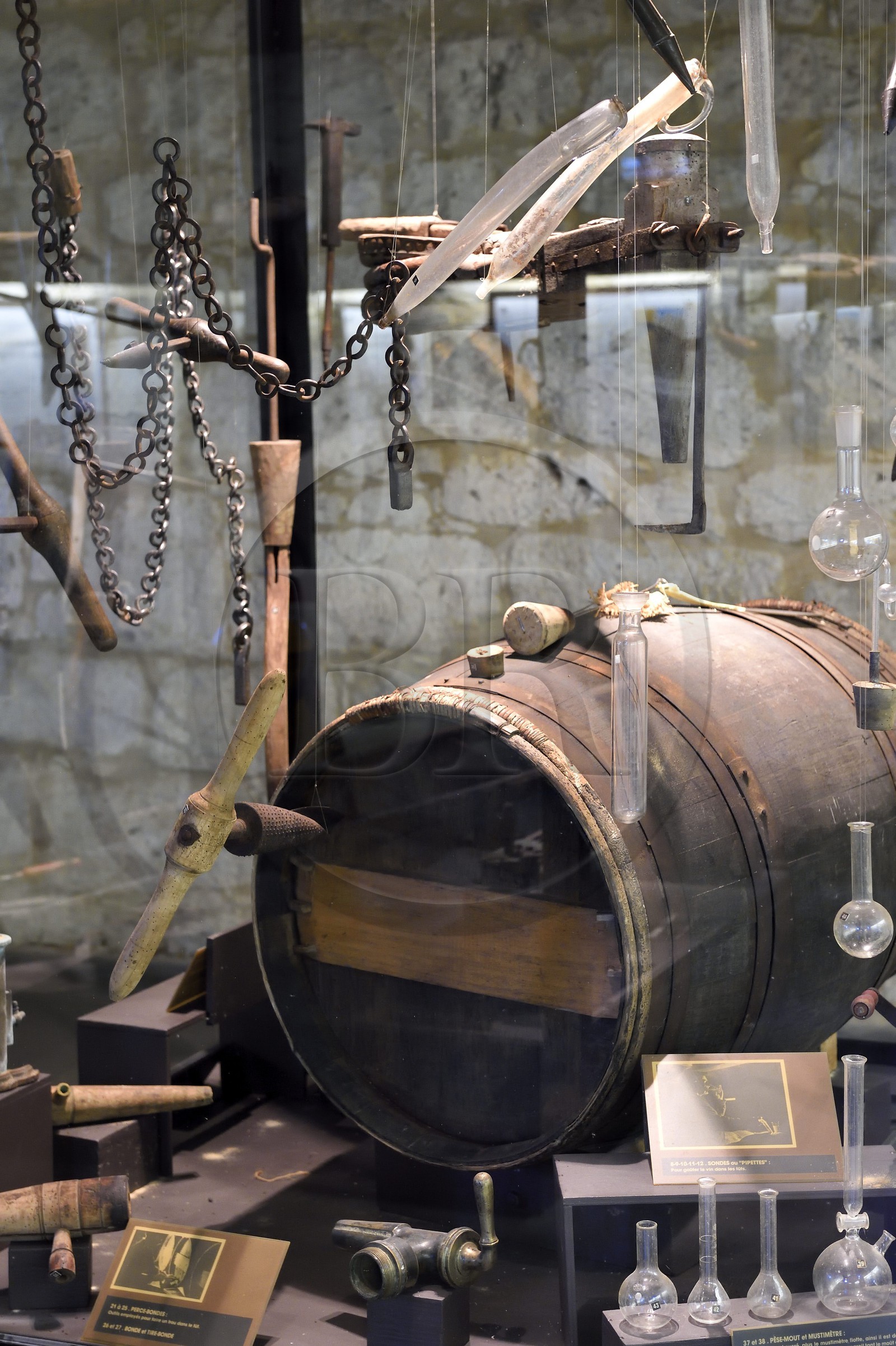 France, Dordogne (24), Périgord Pourpre, Monbazillac, Chateau de Monbazillac, le musée du vin dans les caves pour découvrir l’univers du vin