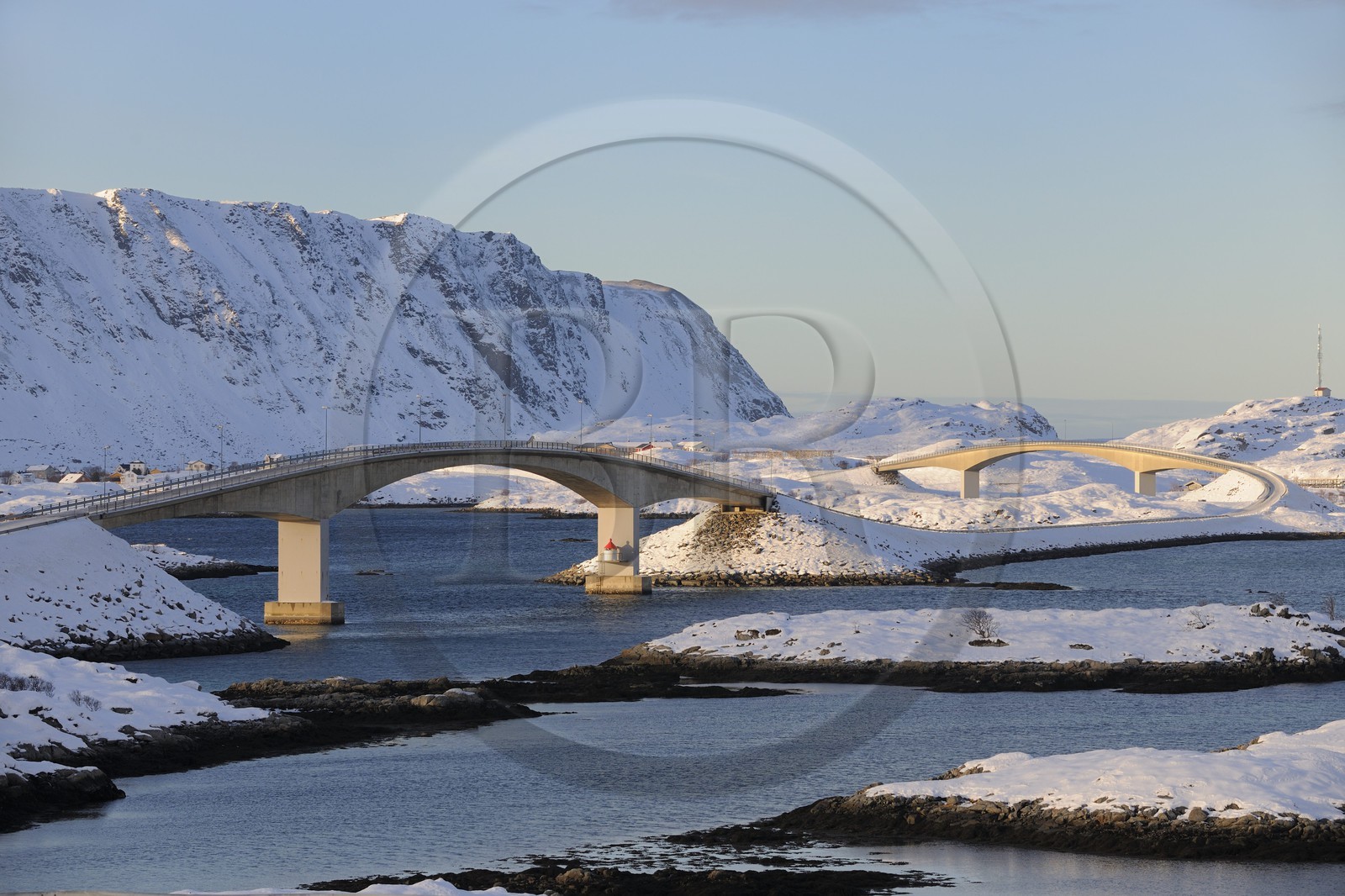 Norvège, Nordland, Iles Lofoten, ponts à Ramberg sur l'Ile de Flakstad en hiver