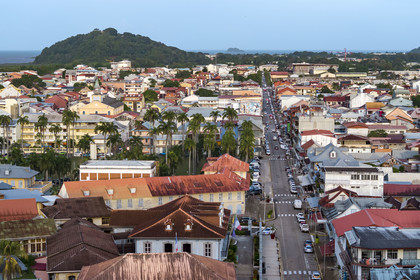 France, Guyane, Cayenne, axe principal, la rue Rémire borde la place des Palmistes (vue aérienne)