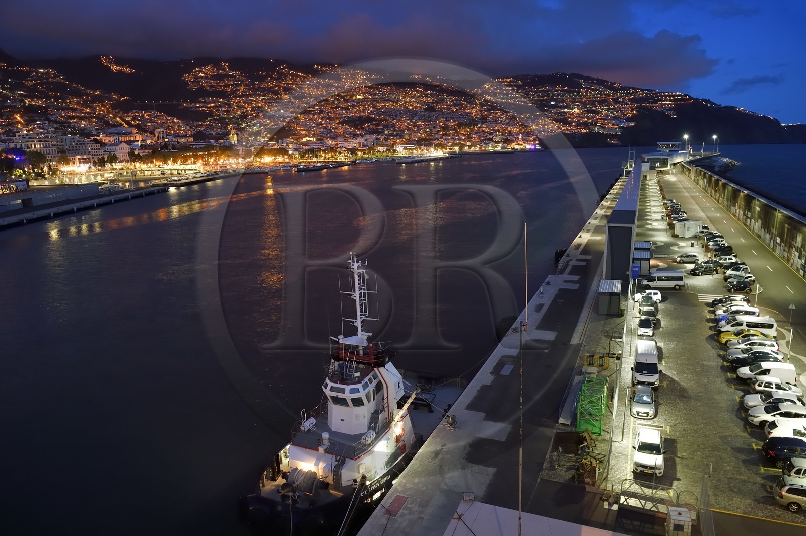 Portugal, Ile de Madère, Funchal, le port et la ville à la tombé de la nuit
