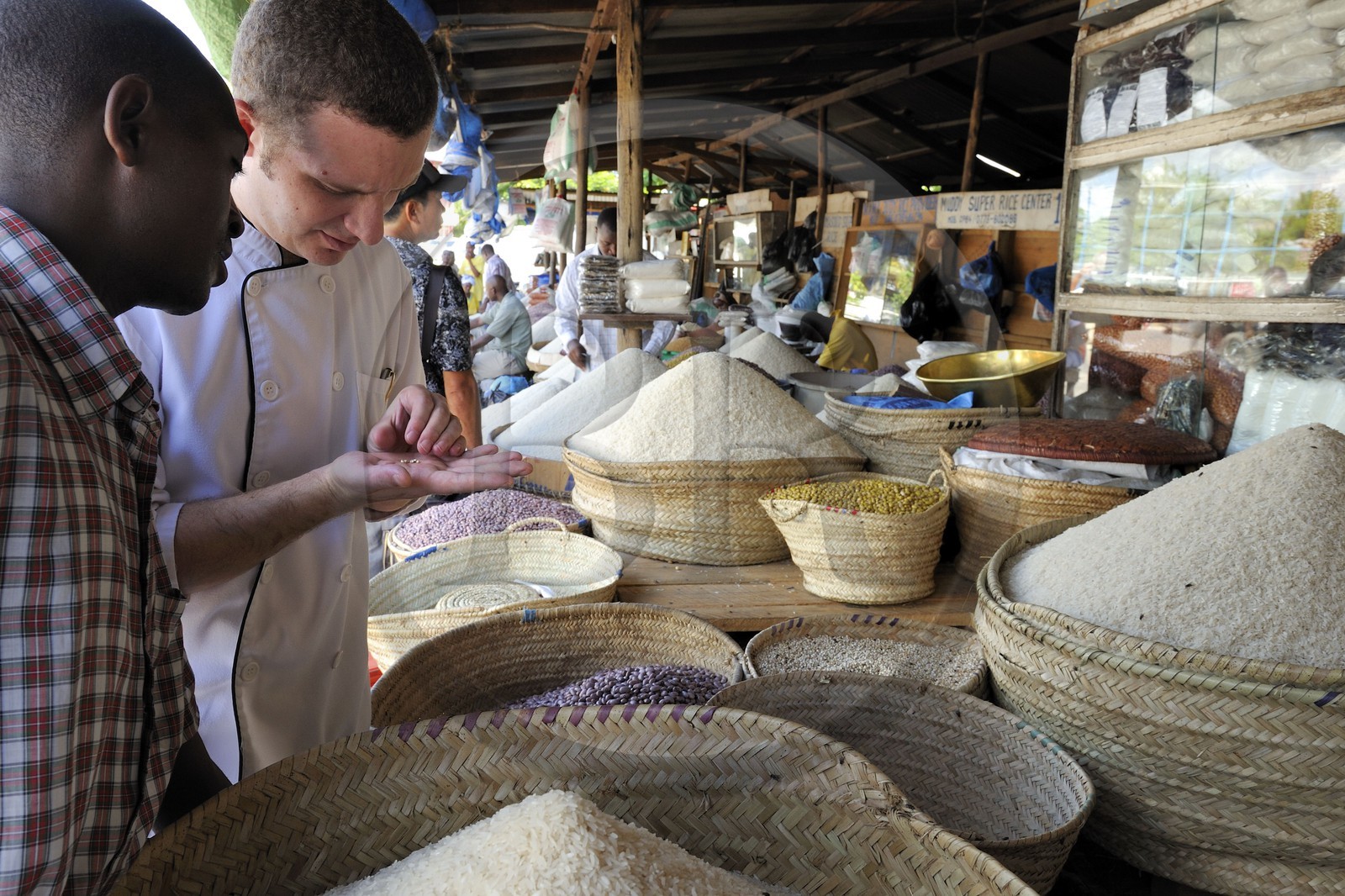 Tanzanie, Dar es-Salaam, Benoit Letellier le chef français de l'hôtel Mövenpick fait son marché à Kisutu