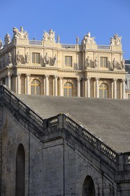 France, Yvelines (78), château de Versailles, classé Patrimoine Mondial de l'UNESCO, le grand escalier de l'Orangerie menant à l'aile du Midi