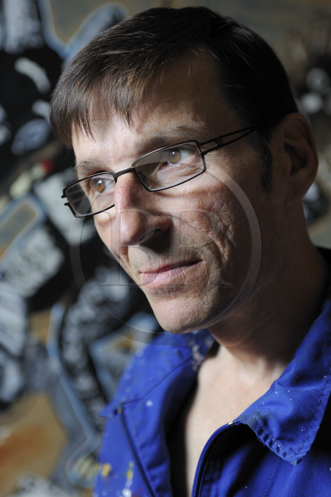 France, Hérault (34), région de Sète,  l' artiste peintre André Cervera dans son atelier de Poussan