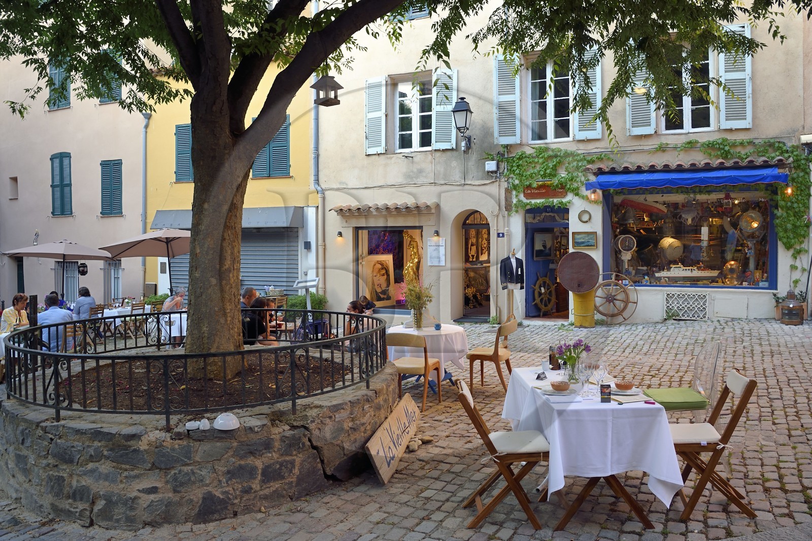France, Var (83), Saint-Tropez, place de l'Ormeau, magasin d'antiquités marines La Vieille Mer