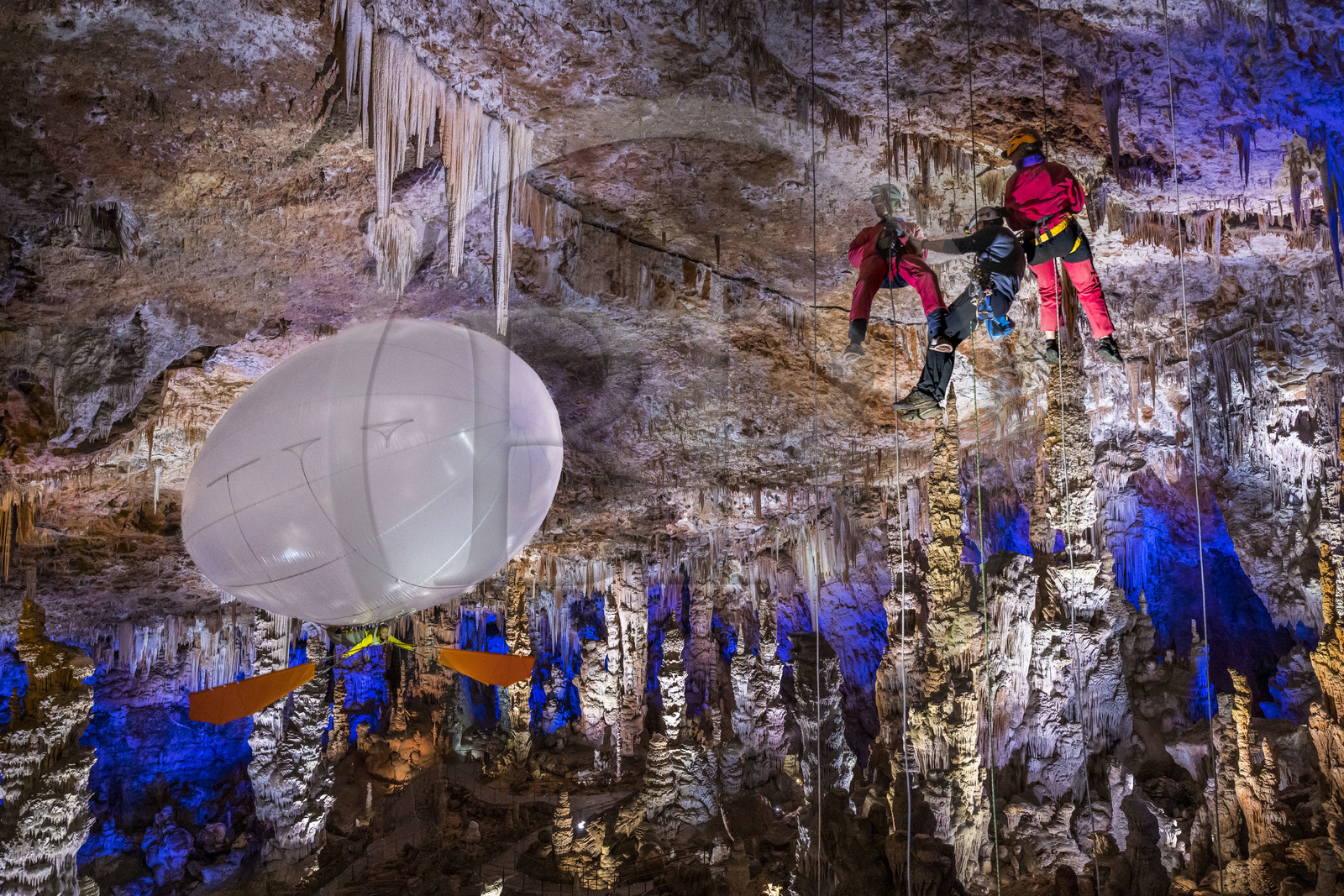 France, Gard (30), Méjannes-le-Clap, grotte de La Salamandre, descente en rappel et découverte de la grotte en Aéroplume®, un ballon dirigeable individuel gonflé à l'hélium qui permet de s'envoler en battant des ailes
