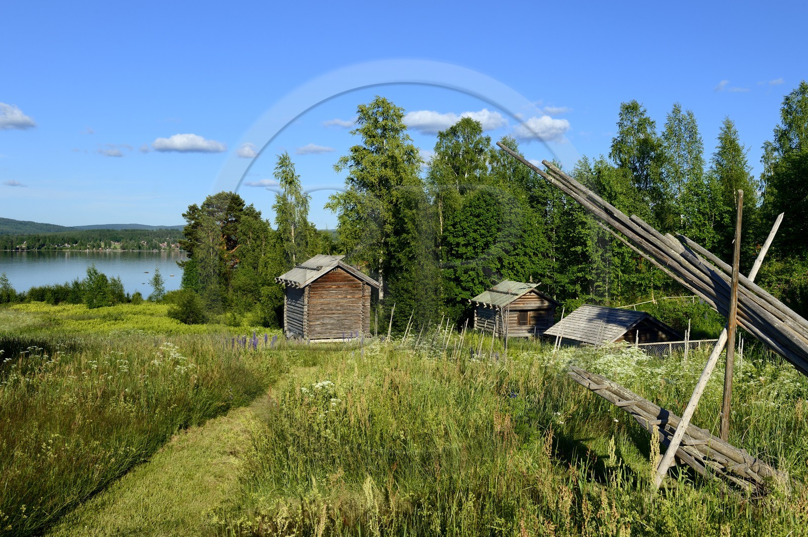 Suède, comté de Dalécarlie, région de Leksand, batiments de ferme dans le petit hameau de Hjulbäck sur la rive du lac Siljan