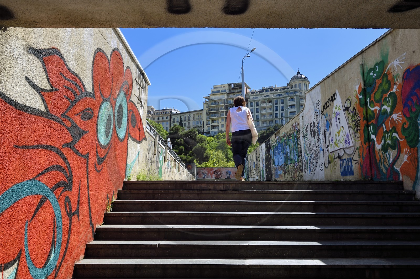 Géorgie, Tbilissi, passage sous les voies rapides aux murs recouverts de graffitis