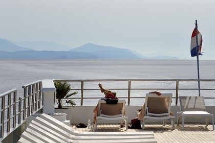 Croatie, Dalmatie, cote dalmate, farniente sur le pont supérieur du bateau de croisiere Ave Maria