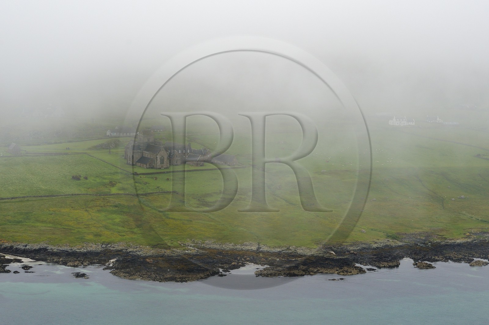 Royaume-Uni, Ecosse, Highland, Hébrides intérieures, Ile de Iona face à l'Ile de Mull, abbaye d'Iona en bordure de mer (vue aérienne)