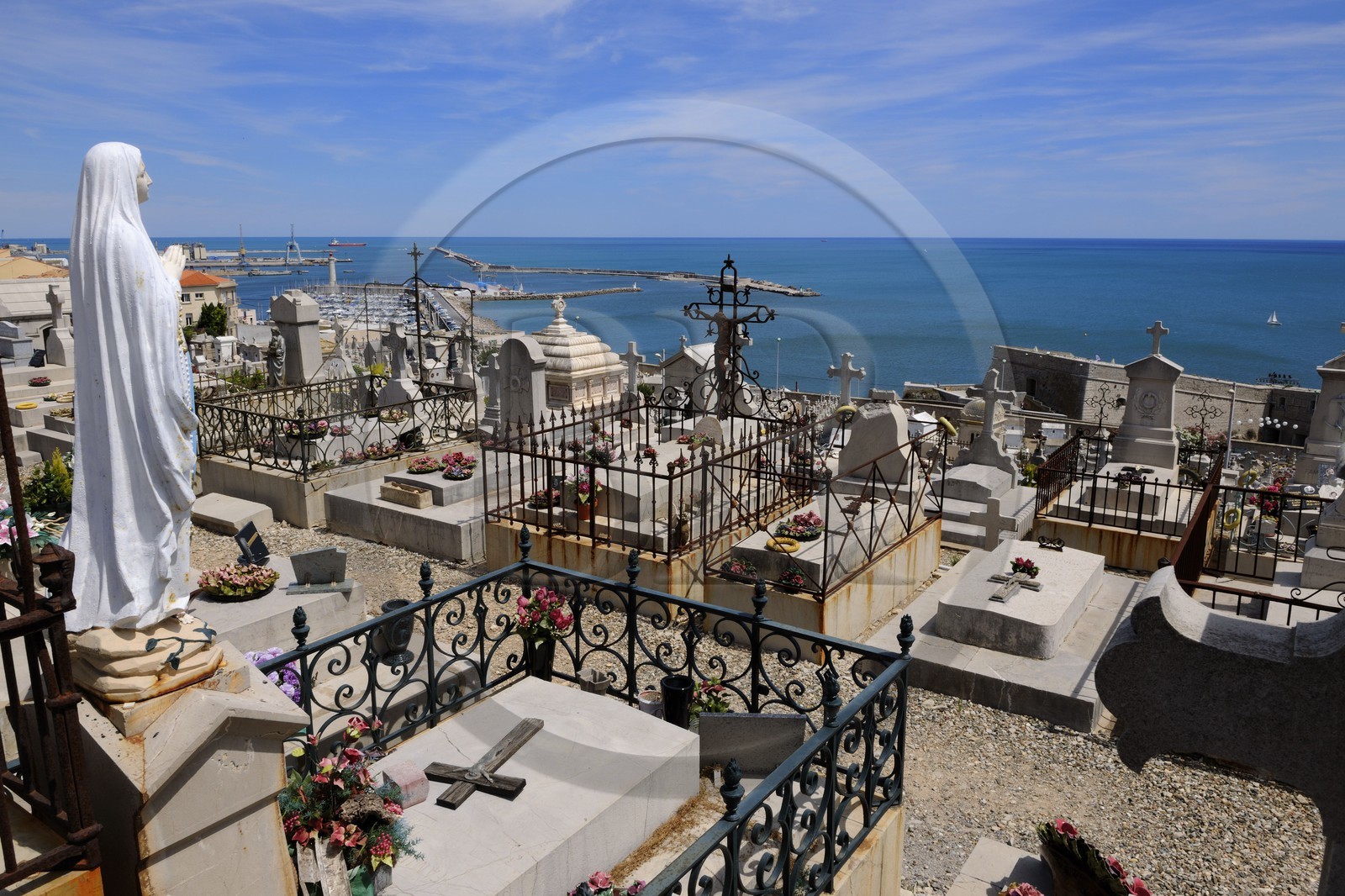 France, Hérault (34), Sète, le cimetière marin Paul Valery et le port en arrière