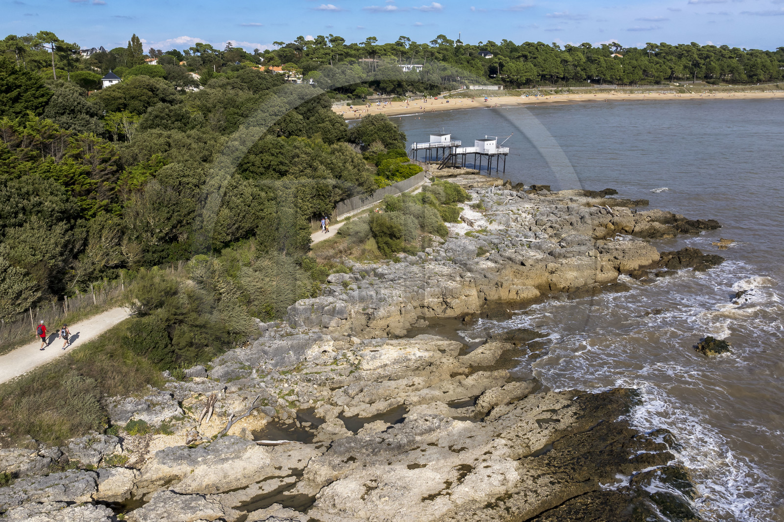 France, Charente-Maritime (17), région de Royan, Saint-Palais-sur-Mer, cabanes de pêche traditionnelle au carrelet à l'embouchure de l'estuaire de la Gironde, sentier des douaniers qui longe le littoral