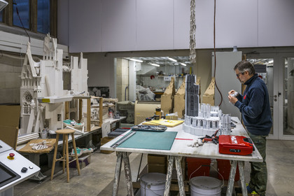 Espagne, Catalogne, Barcelone, quartier de l'Eixample, basilique de la Sagrada Familia de l'architecte du modernisme catalan Antoni Gaudi classée Patrimoine Mondial de l'UNESCO, l'atelier maquettes, Ignasi Badia Nogués reconstitue la maquette fabriquée en 3D de la facade de l'abside orientée Nord Ouest
