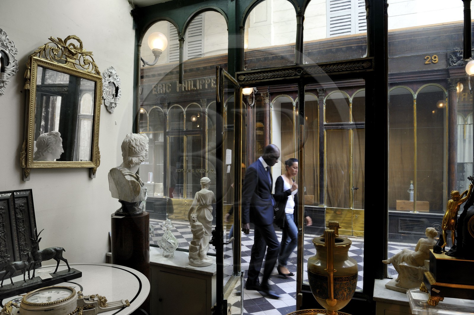 France, Paris (75), Galerie Vero-Dodat entre la rue Jean-Jacques-Rousseau et la rue du Bouloi, antiquaire Marini France