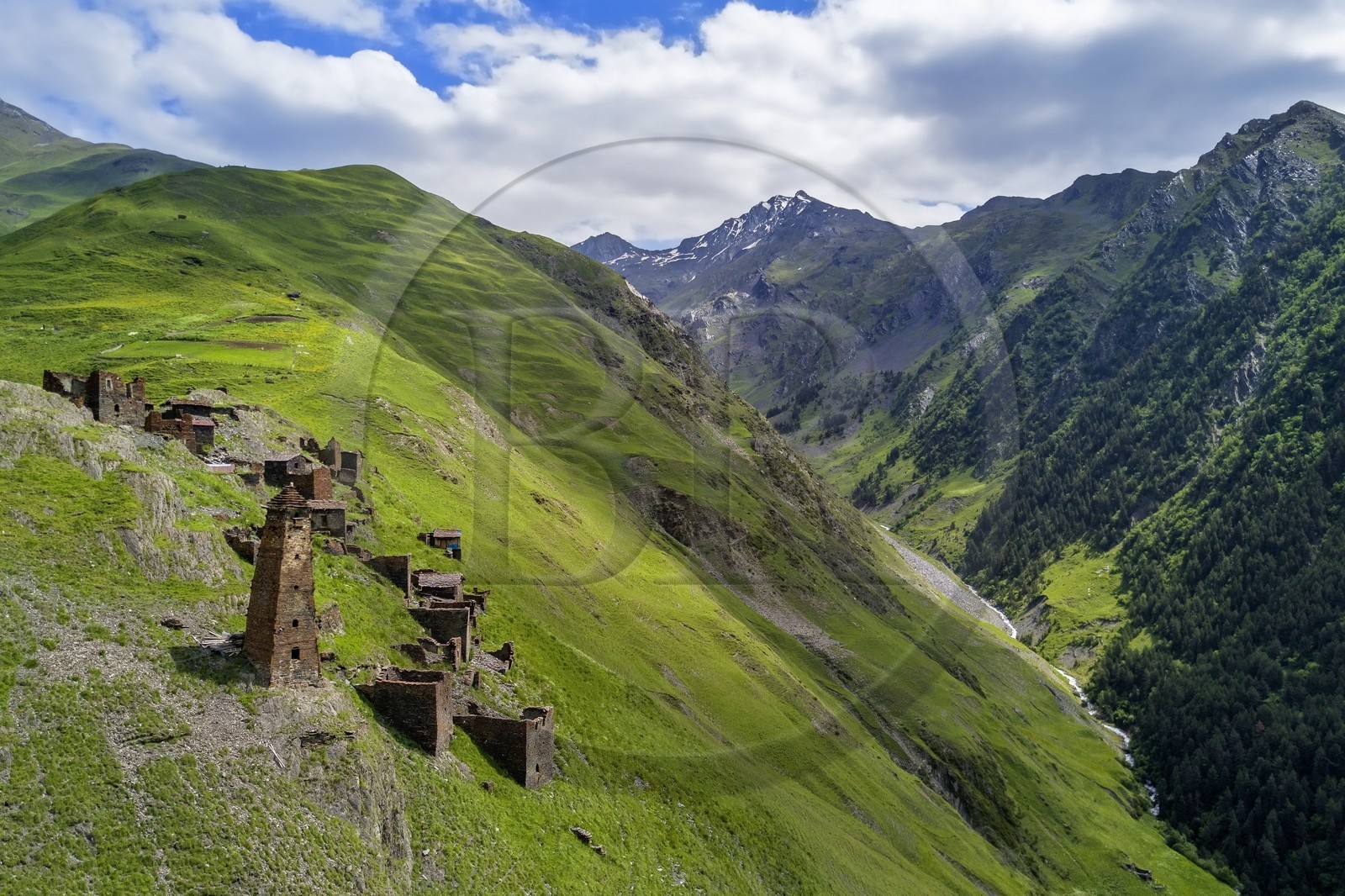Géorgie, Kakheti, Parc national de Touchétie, vallée de la rivière Alazani dans les montagnes de Pirikiti, village perché de Kvavlo au dessus de Dartlo (vue aérienne)