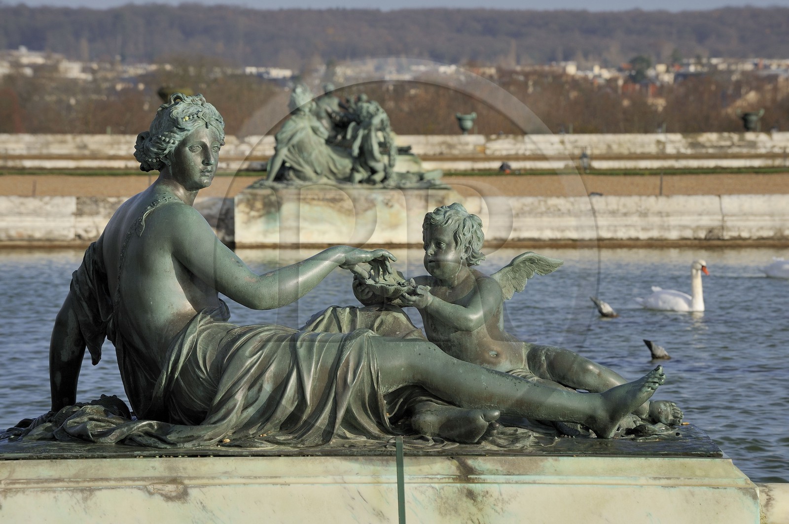 France, Yvelines (78), parc du château de Versailles, statue représentant un fleuve autour du parterre d'eau