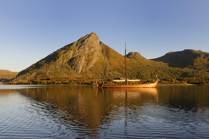 Norvège, Nordland, Iles Lofoten, ile de Vestvagoy, le drakkar (bateau viking) Lofotr construit à l'identique sur le lac de Borg