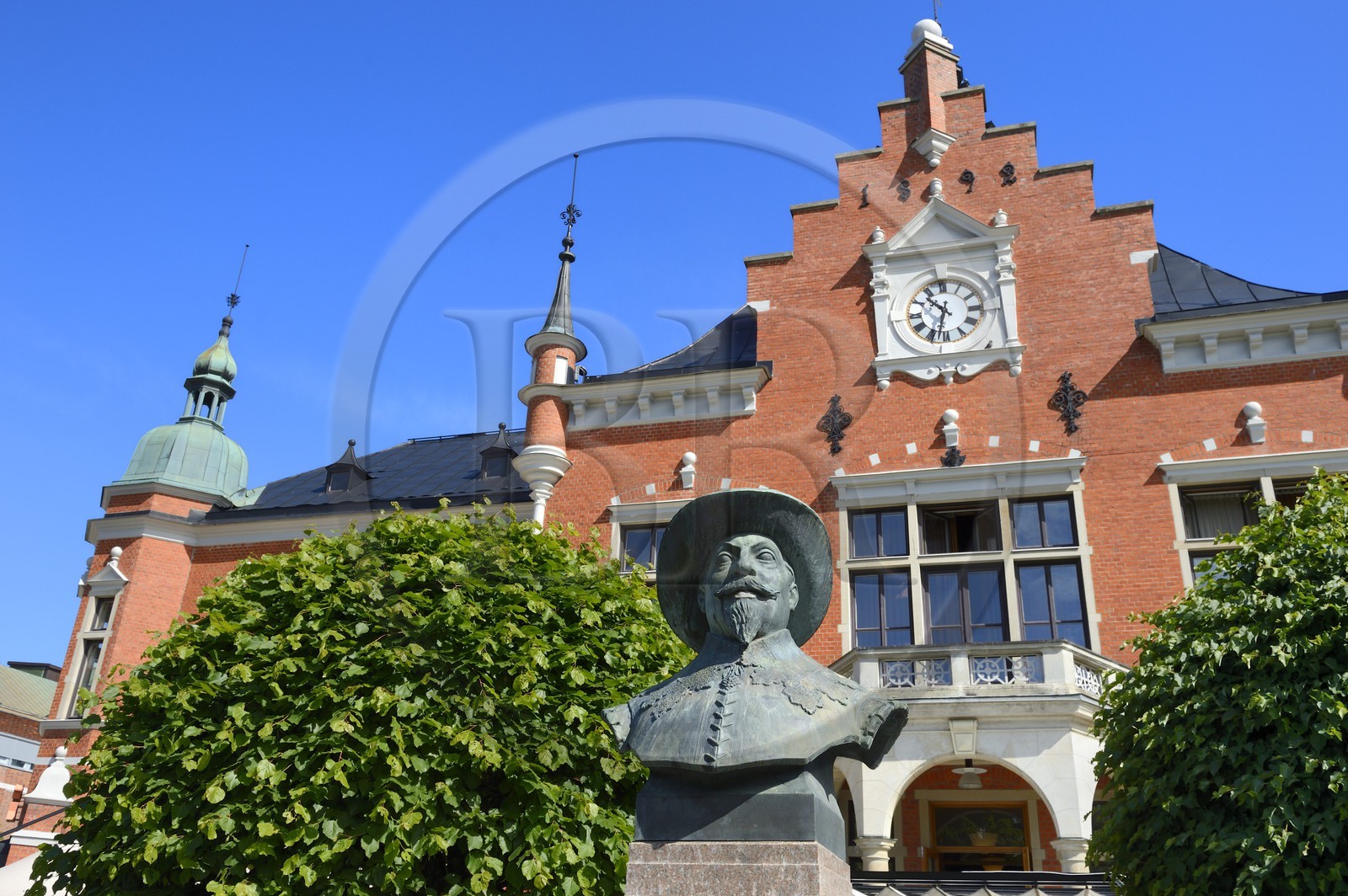 Sweden, Vasterbotten County, Umea, statue of King Gustavus Adolphus of Sweden (King Gustav II Adolf) who founded the city in 1622, in front of the Old Town Hall