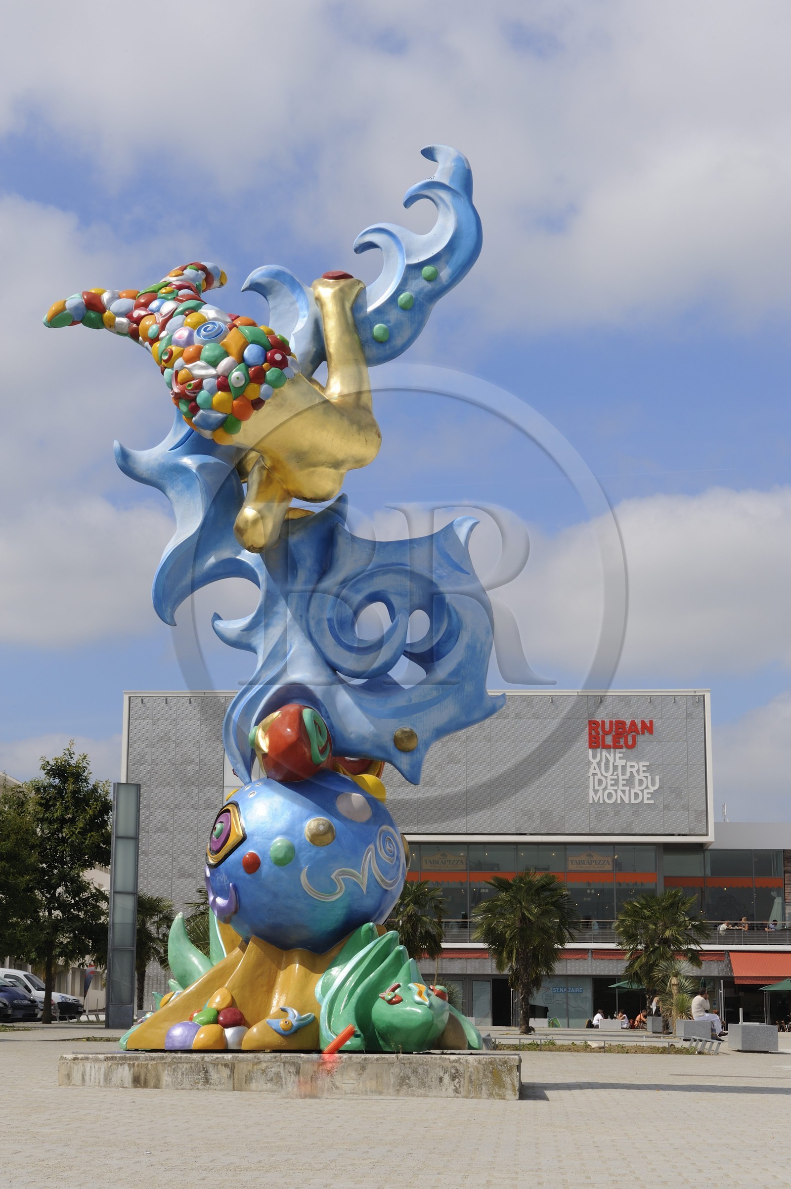 France, Loire-Atlantique (44), Saint-Nazaire, le nouveau centre commecial le ruban bleu et la sculpture Sirène de l'artiste Federica Matta