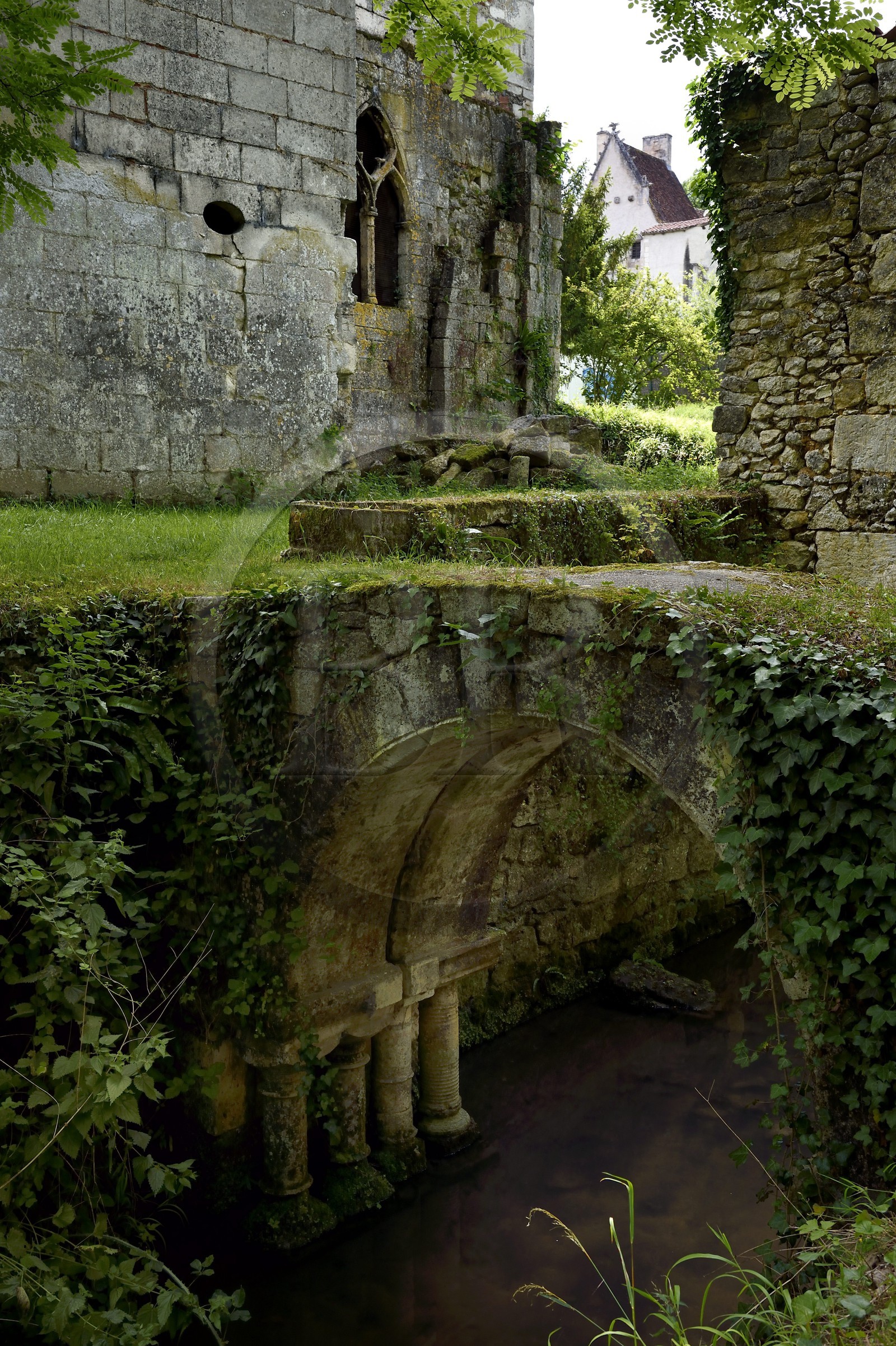 France, Dordogne (24), Périgord Blanc, abbaye romane de Chancelade, pont du XVIIème siècle construit avec des éléments romains (demander autorisation à l'évéché)