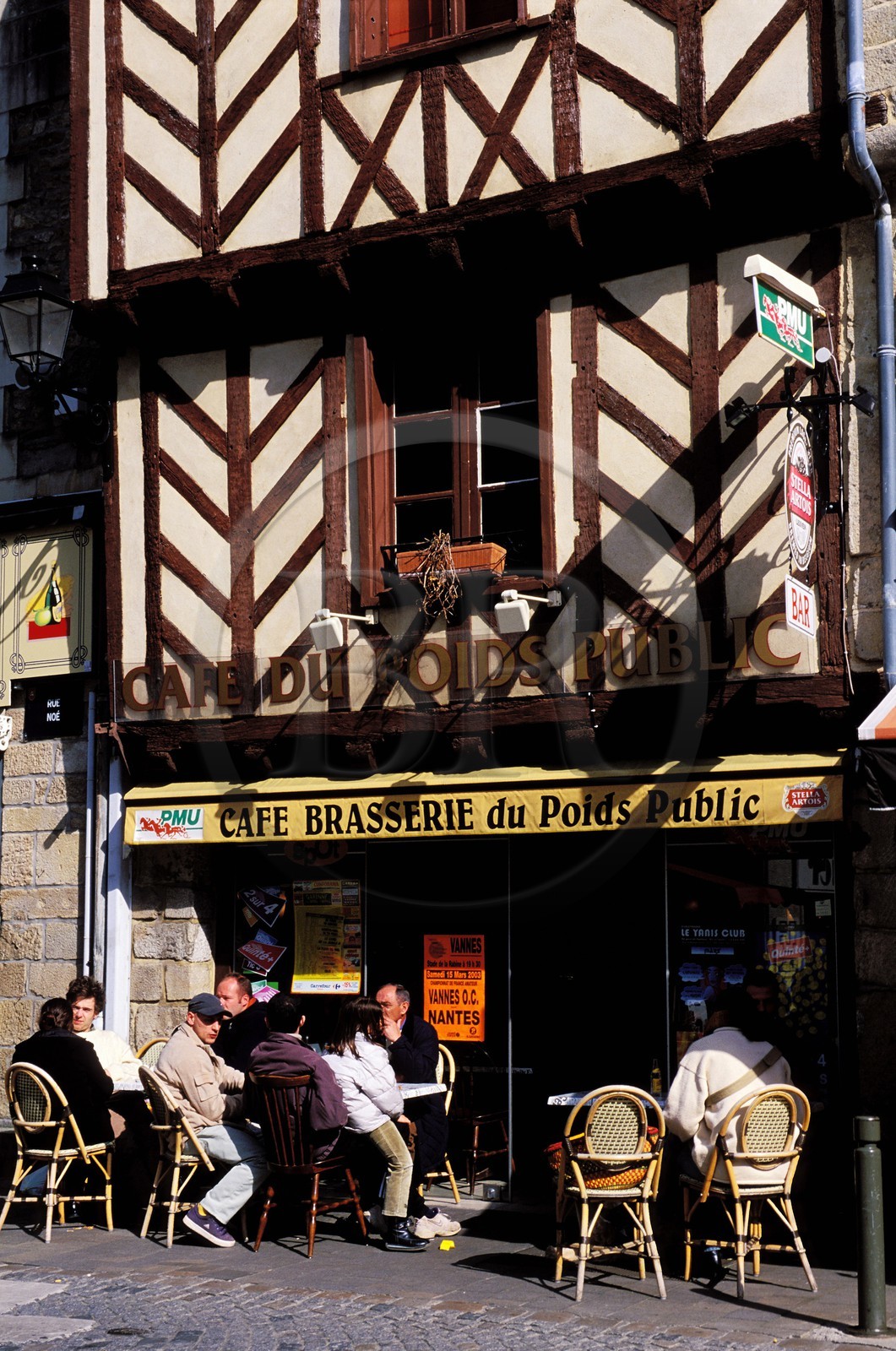 France, Morbihan (56), vieille ville de Vannes, une terrasse de café sur la place des Lices